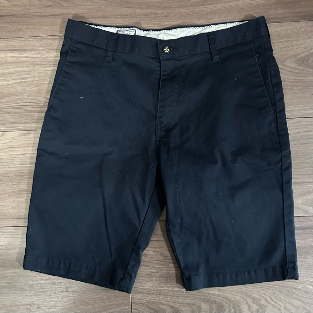 EUC  Volcom Chino Skater Shorts Mens 32 Black Flat Front